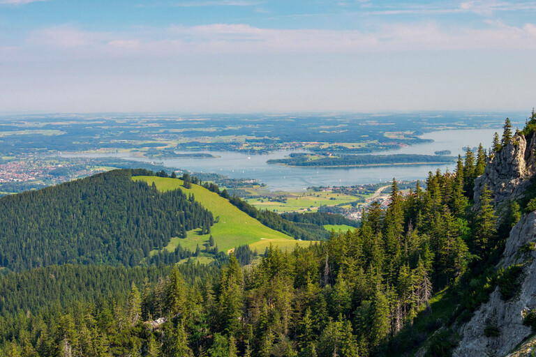 Aussicht vom Berggipfel auf den Chiemsee