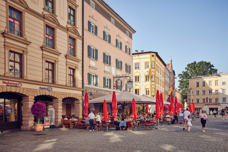 Rosenheim Hauptplatz mit Gastgarten 