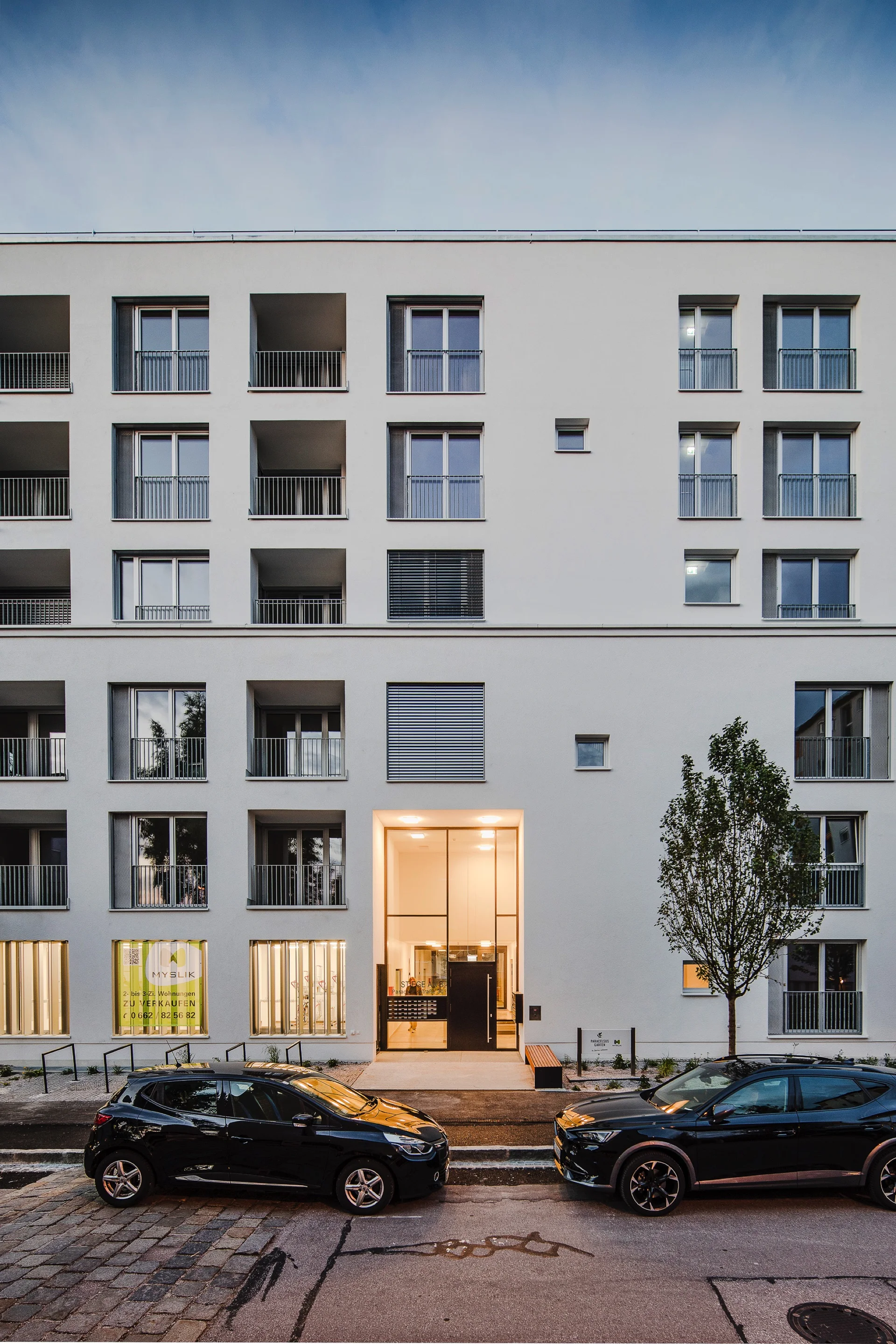 Paracelsus Garten Myslik Salzburg Strassenseite Eingangstür