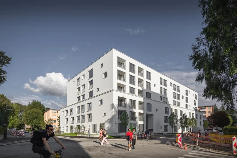 Paracelsus Garten Myslik Salzburg Strassenseite