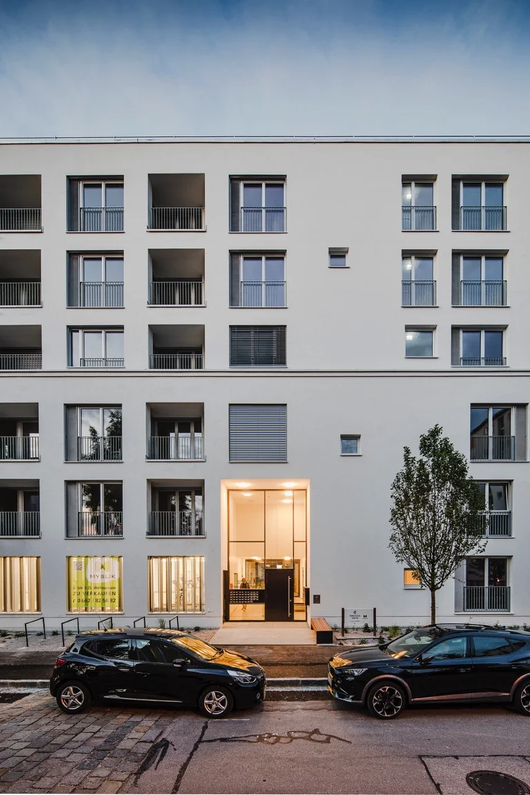 Paracelsus Garten Myslik Salzburg Strassenseite Eingangstür