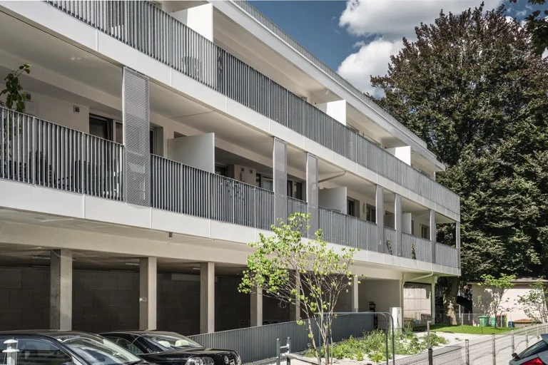 Paracelsus Garten Myslik Salzburg Strassenseite Balkone