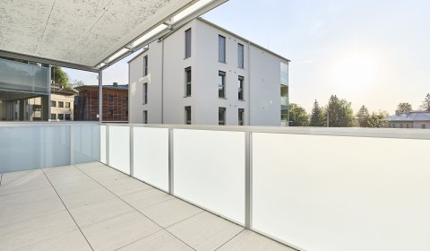 Großzügiger Balkon mit Einbauschrank