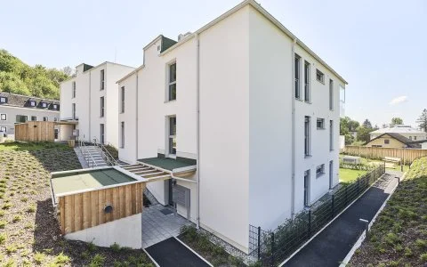Weg um das Haus